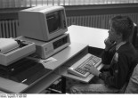 Jugend-Computerschule mit IBM-PC. Photo: Engelbert Reineke, courtesy Commons:Bundesarchiv